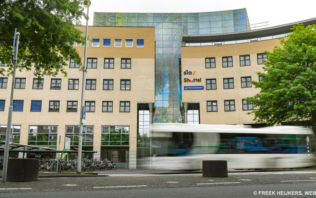 Glasdecoratie van 120 m2 in 114 puzzelstukjesvoor gevel hoofdkantoor Natuurmonumenten